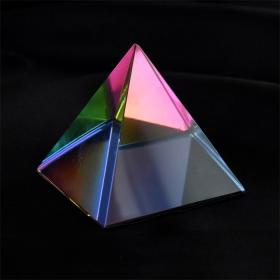 Pyramid i regnbågsfärgat glas