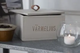 Trälåda med lock för värmeljus