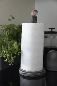 Gr&aring; hush&aring;llspappersh&aring;llare tr&auml; med skinnknopp