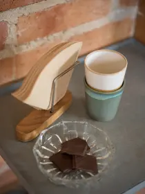 Kaffefilterhållare i teak/metall