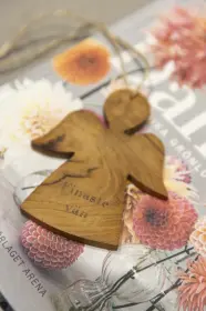 H&auml;ngande &auml;ngel i teak (Finaste v&auml;n)