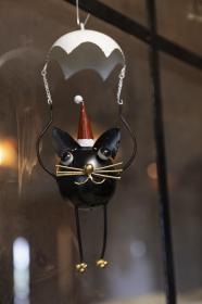Fallsk&auml;rmshoppande katt med tomteluva