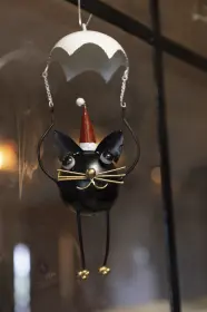 Fallsk&auml;rmshoppande katt med tomteluva