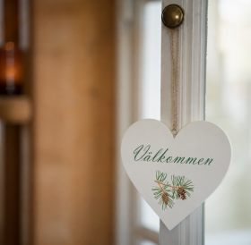 V&auml;lkommen skylt hj&auml;rta