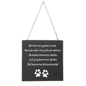 H&auml;ngande skylt -Galen hund kalabalik!